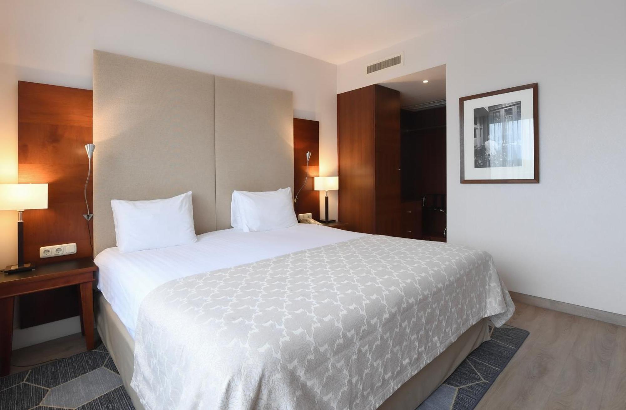 Crowne Plaza Maastricht By Ihg Hotel Exterior photo